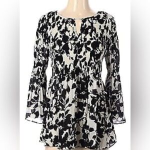 Floral & ivy white black floral flare v neck blouse size M